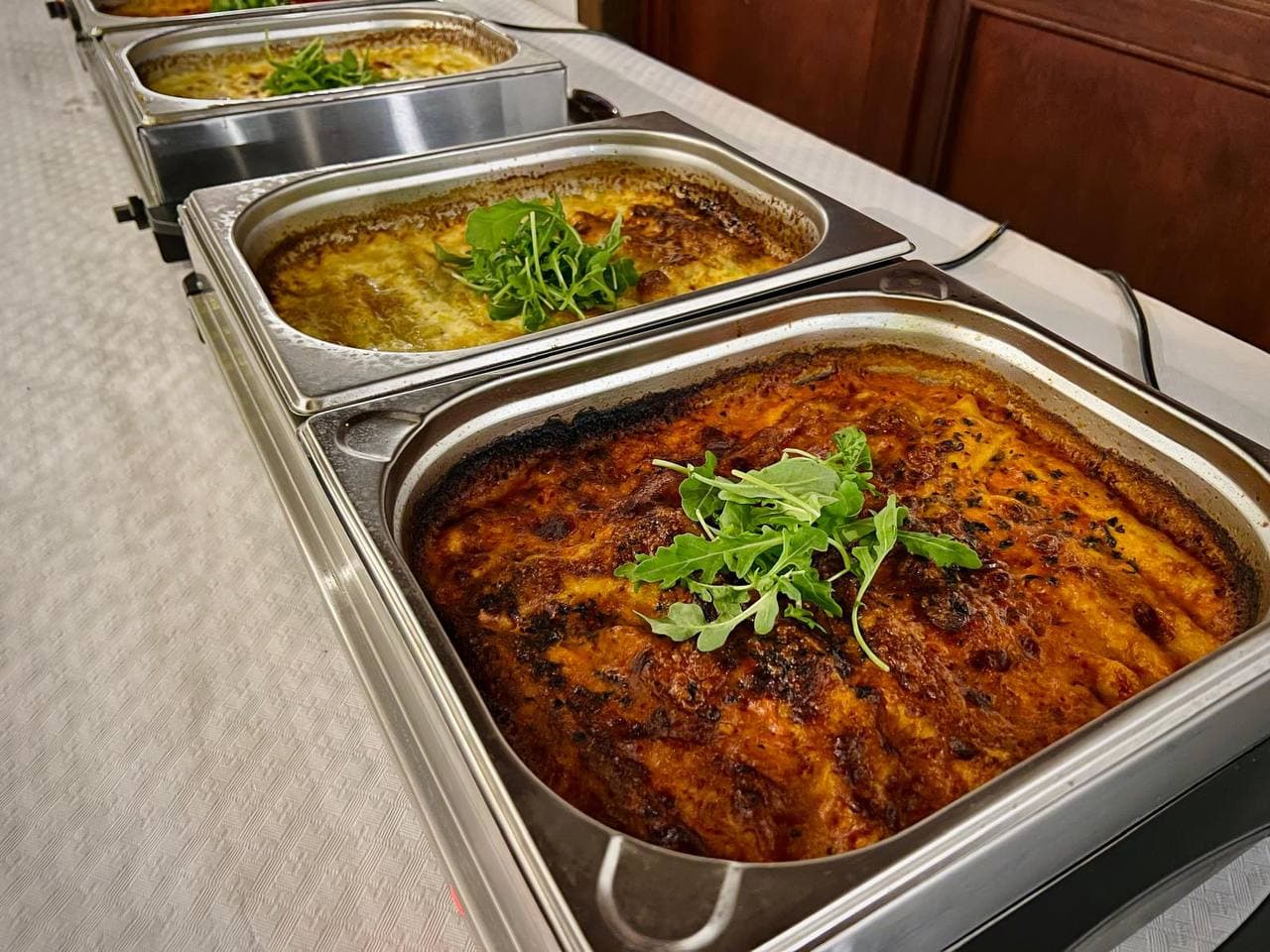 Lasagnes gratinées, plat chaud d’un buffet de fête de famille