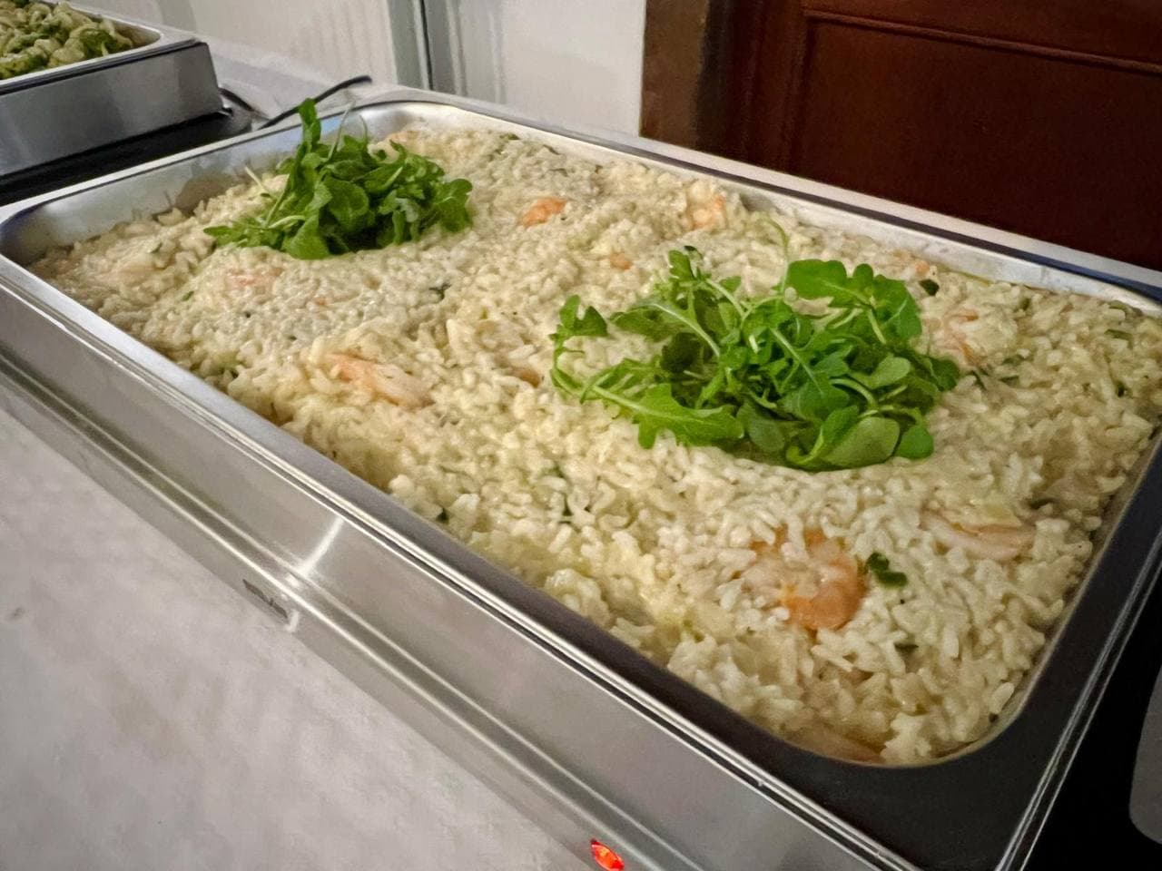 Risotto crémeux aux scampis servi en buffet