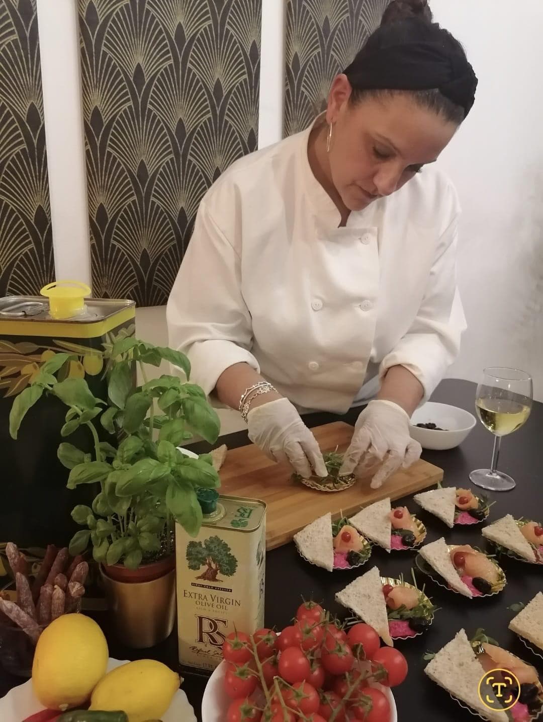 Francesca préparant une cuisine faite maison