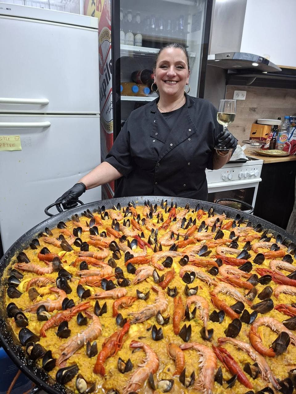 Francesca présentant sa paella géante aux fruits de mer
