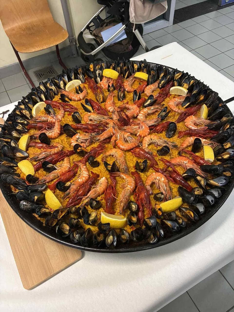 Grande paella préparée pour une réception