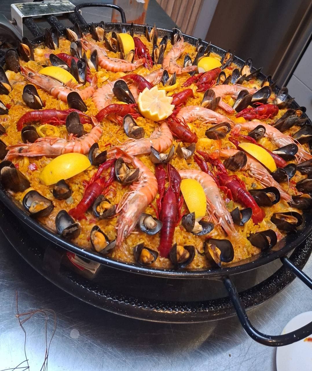 Paella généreuse aux fruits de mer