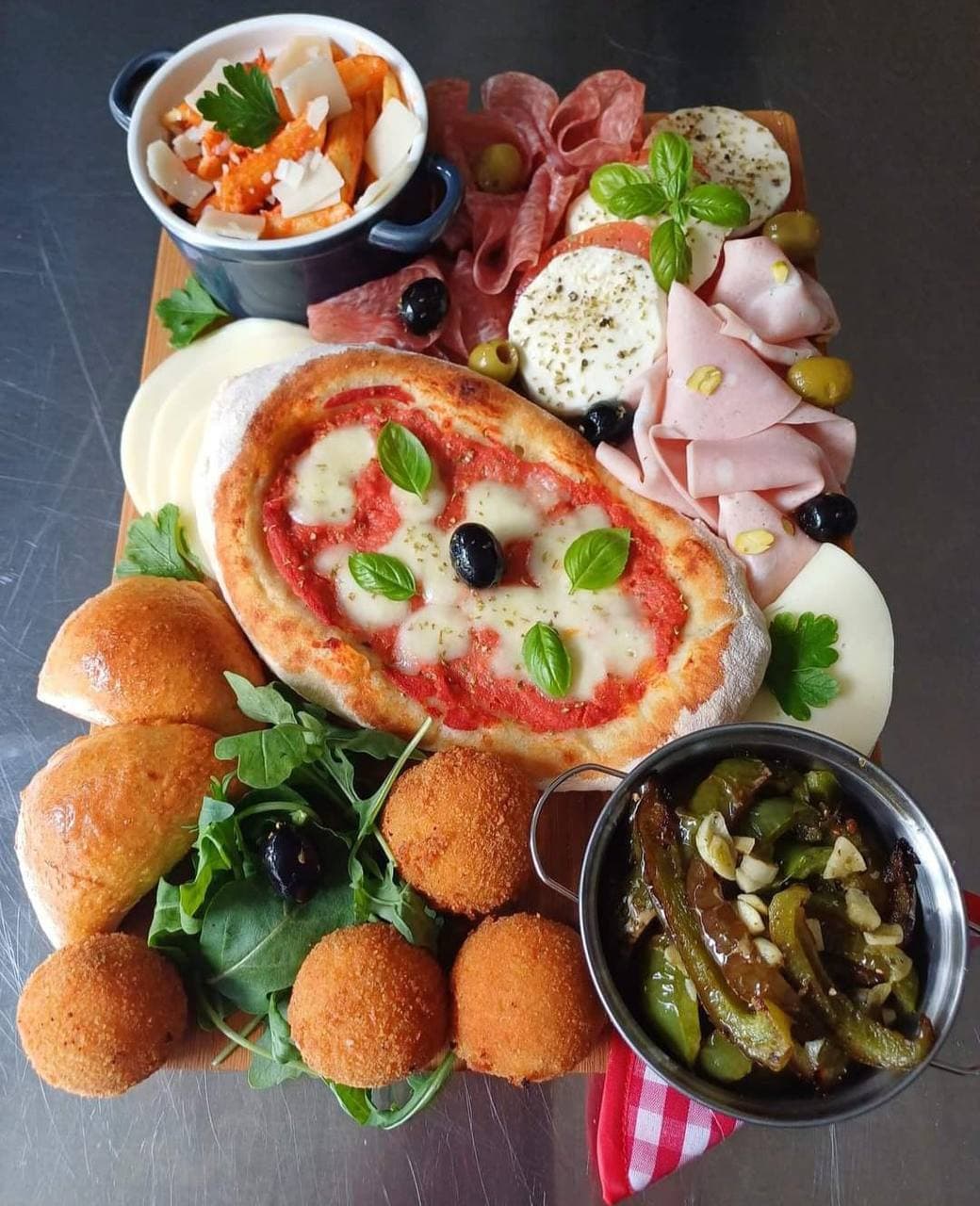 Antipasti et charcuteries d’un buffet La Plancha Cuisine